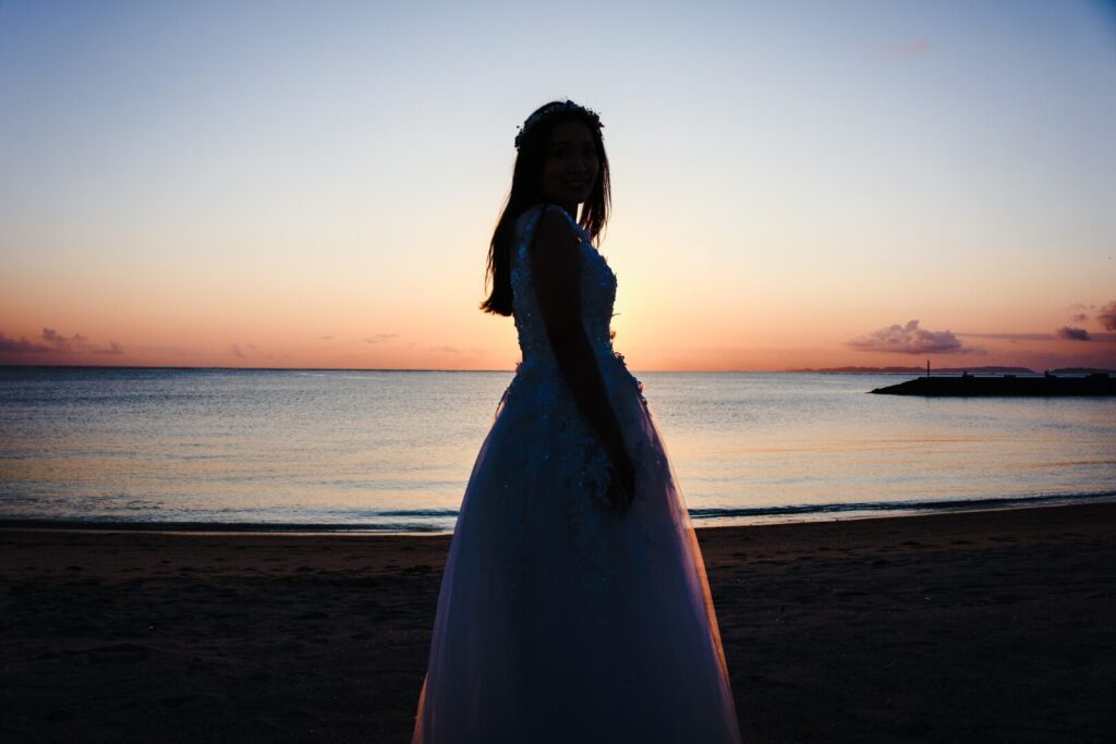 海を眺めて自分を見つめ直すドレスを着た女性